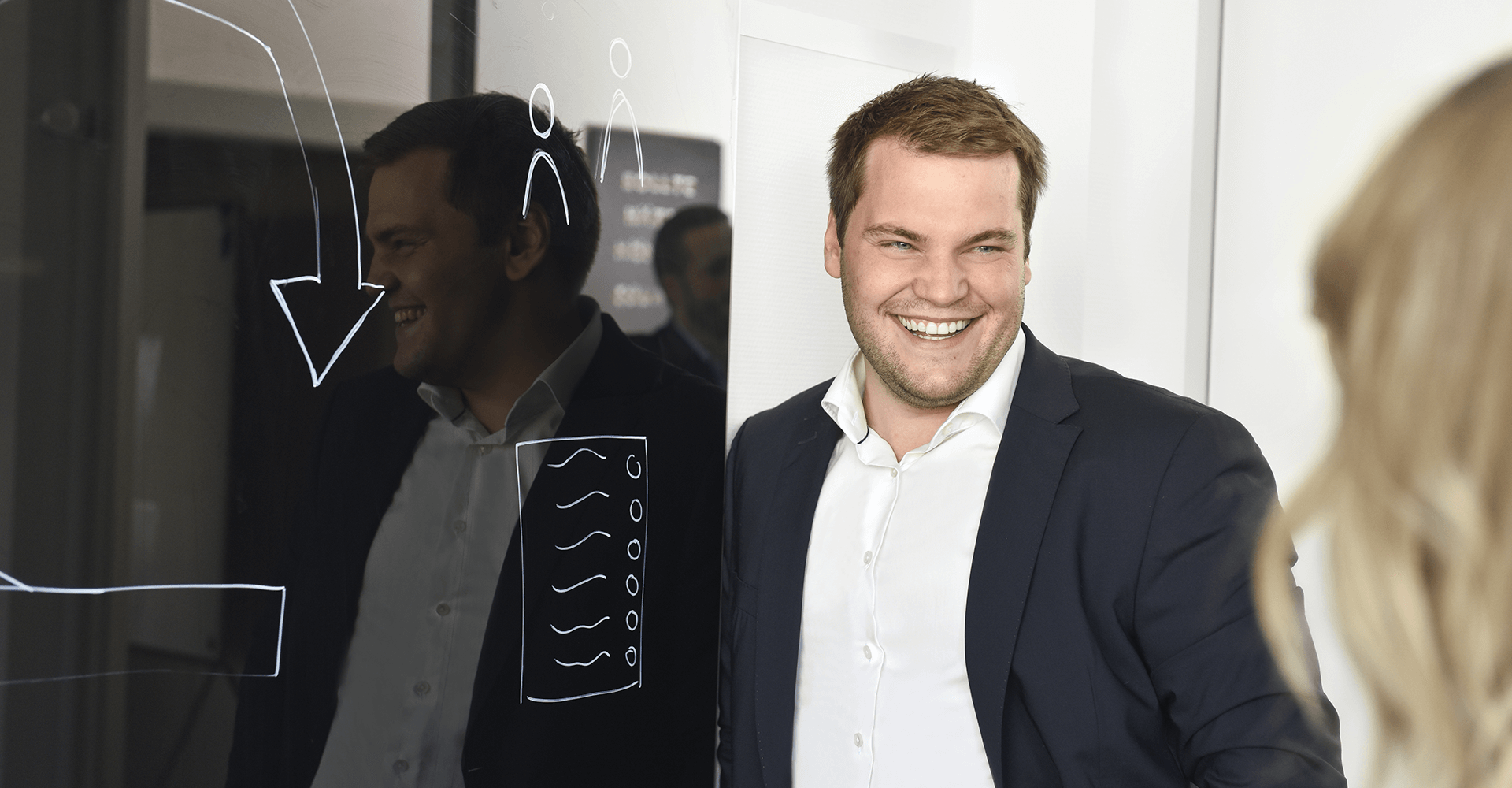 pec-portfolio-organisationsentwicklung Benjamin Jaspers vor einem Smartboard